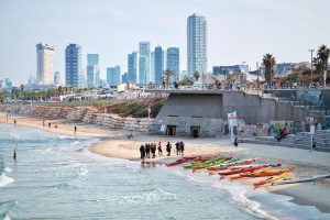 עיריית תל אביב-יפו הכריזה לאחרונה על מספר רחובות חדשים כחלק מתהליך פיתוח שכונות העיר והחייאת מרחבים אורבניים. השמות החדשים נבחרו בקפידה, תוך שילוב של דמויות מפתח, אירועים היסטוריים ורעיונות המייצגים את אופייה המיוחד של תל אביב-יפו – עיר ללא הפסקה עם שורשים עמוקים בעבר וחזון לעתיד.